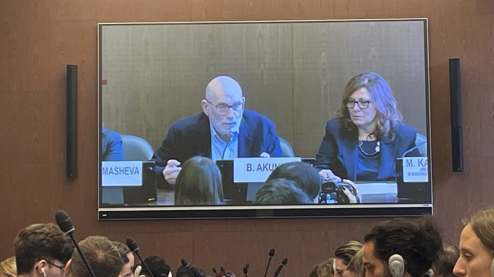 Орыс жігіті басқа жігітті сиқырлайды Порно актриса Райли Рид